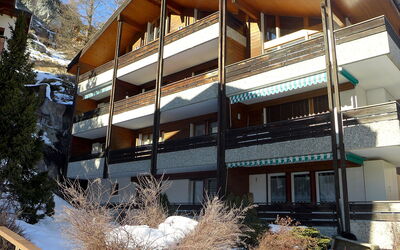 Zermatt 654: Gebäude, Pflanze, Daytime, Eigentum, Fenster, Weiss, Himmel, Urban Design, Baum, Nachbarschaft