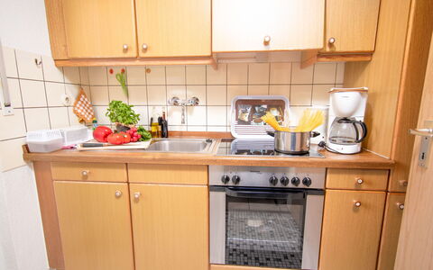 Störtebeker: Spüle, Cabinetry, Countertop, Eigentum, Sinken, Zapfhahn, Küche, Herd, Armatur, Küchengerät