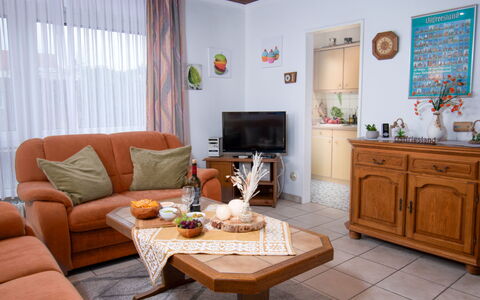Störtebeker: Tabelle, Möbel, Eigentum, Cabinetry, Couch, Holz, Interior Design, Beleuchtung, Flooring, Zimmerpflanze