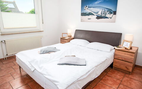 Teetied: Bett, Möbel, Schlafzimmer, Interior Design, Bedding, Bettdecke, Holz, Fussboden, Flooring, Zimmer