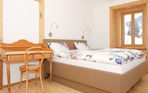 Von Capeller: Möbel, Zimmer, Bett, Schlafzimmer, Eigentum, Fussboden, Bettrahmen, Matratze, Wand, Tabelle
