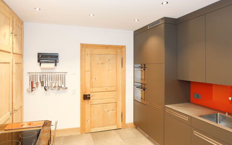 Von Capeller: Zimmer, Eigentum, Möbel, Interior Design, Decke, Cabinetry, Gelb, Gebäude, Fussboden, Countertop