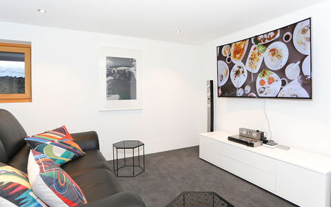 Von Capeller: Bilderrahmen, Möbel, Eigentum, Holz, Interior Design, Flooring, Fussboden, Wohnzimmer, Komfort, Wand