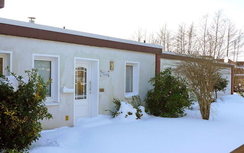 Windrad: Gebäude, Pflanze, Schnee, Eigentum, Fenster, Himmel, Tür, Haus, Baum, Grundstueck