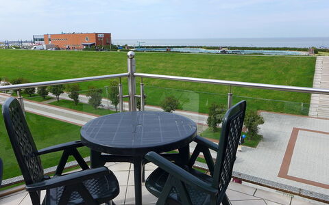 Meerblick: Himmel, Tabelle, Eigentum, Gebäude, Stuhl, Wolke, Gartenmöbel, Tisch Im Freien, Schatten, Gras