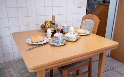 Meerblick: Essen, Tabelle, Möbel, Geschirr, Dishware, Tasse, Holz, Teller, Interior Design, Servierware