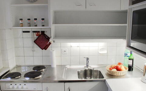 Ursula: Spüle, Sinken, Eigentum, Zapfhahn, Countertop, Cabinetry, Weiss, Küche, Küchengerät, Herd