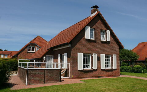 Sonnenschein: Himmel, Pflanze, Fenster, Gebäude, Holz, Haus, Grundstueck, Gras, Baum, Mauerwerk