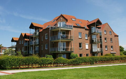 Borkum: Himmel, Pflanze, Gebäude, Wolke, Fenster, Baum, Grundstueck, Urban Design, Gras, Eigentumswohnung