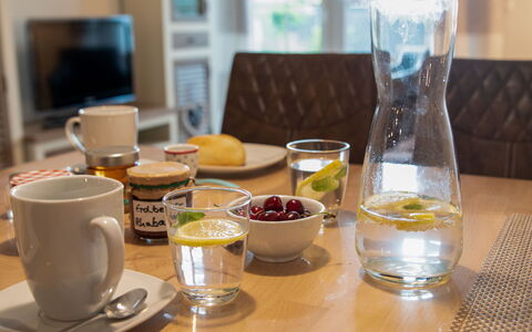 Norddeich 796: Tabelle, Geschirr, Essen, Drinkware, Dishware, Möbel, Tasse, Servierware, Zutat, Wasser