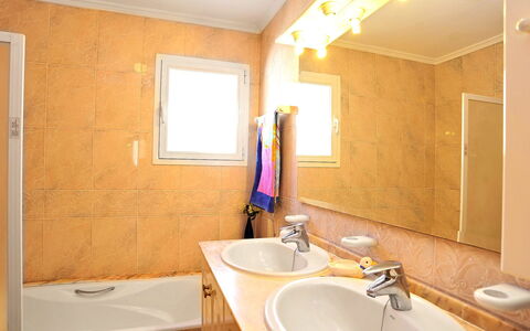 El Sueno de Jeanne-Marie: Braun, Spiegel, Zapfhahn, Sinken, Armatur, Bad Sink, Eigentum, Badezimmerschrank, Holz, Badezimmer