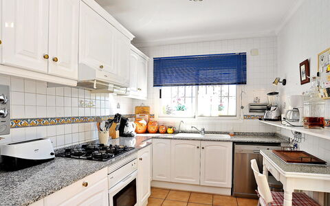 El Sueno de Jeanne-Marie: Cabinetry, Countertop, Eigentum, Herd, Küche, Sinken, Interior Design, Holz, Küchengerät, Flooring