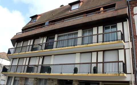 Les Cigognes: Himmel, Gebäude, Eigentum, Wolke, Fenster, Urban Design, Holz, Haus, Eigentumswohnung, Stadt