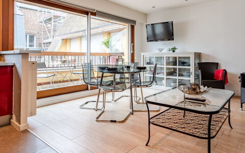 Les Cigognes: Möbel, Holz, Tabelle, Die Architektur, Interior Design, Flooring, Fussboden, Bilderrahmen, Wohnzimmer, Hartholz