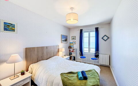 Saint Malo 260: Bett, Möbel, Schlafzimmer, Interior Design, Bedding, Wand, Bettdecke, Fussboden, Zimmer, Linens
