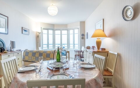 Saint Malo 260: Tabelle, Möbel, Eigentum, Bilderrahmen, Stuhl, Fenster, Interior Design, Holz, Uhr, Wohnzimmer