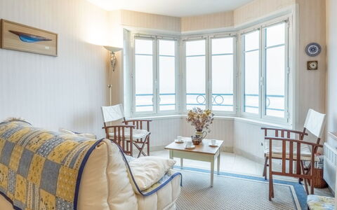 Saint Malo 260: Möbel, Eigentum, Fenster, Tabelle, Zimmerpflanze, Azurblau, Komfort, Holz, Interior Design, Schatten