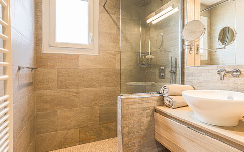 Saint Christophe: Spiegel, Zapfhahn, Eigentum, Armatur, Sinken, Badezimmerschrank, Bad Sink, Badezimmer, Interior Design, Holz