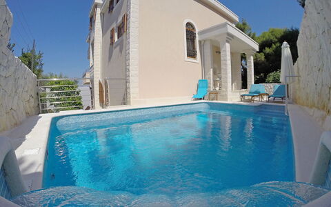 Villa Mustra: Wasser, Himmel, Eigentum, Gebäude, Schwimmbad, Pflanze, Azurblau, Blau, Schatten, Gartenmöbel