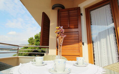 Villa Mustra: Eigentum, Zimmer, Interior Design, Gelb, Tabelle, Haus, Grundeigentum, Gebäude, Esszimmer, Restaurant