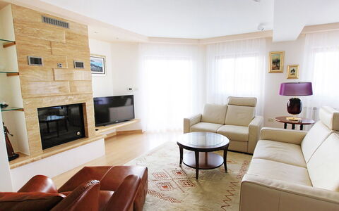 Villa Mustra: Wohnzimmer, Zimmer, Möbel, Eigentum, Interior Design, Gebäude, Fussboden, Tabelle, Haus, Wand