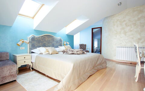 Villa Mustra: Schlafzimmer, Zimmer, Möbel, Interior Design, Eigentum, Decke, Wand, Fussboden, Bett, Bettrahmen