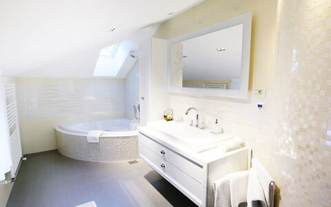 Villa Mustra: Badezimmer, Zimmer, Eigentum, Interior Design, Badewanne, Fussboden, Gebäude, Die Architektur, Wand, Sinken