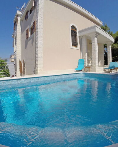 Villa Mustra