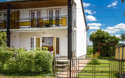 Pino: Wolke, Pflanze, Himmel, Gebäude, Eigentum, Fenster, Baum, Haus, Grundstueck, Tür