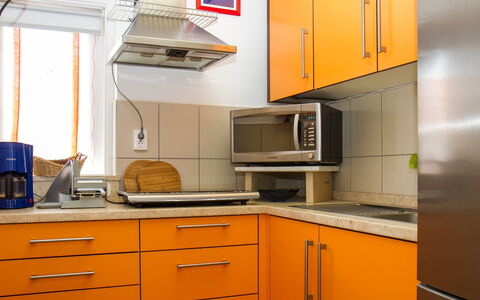 Pino: Cabinetry, Eigentum, Möbel, Countertop, Gebäude, Herd, Küchengerät, Holz, Küche, Schublade