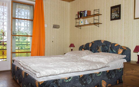 Pino: Möbel, Gebäude, Fenster, Komfort, Holz, Bettrahmen, Bett, Textil, Cabinetry, Schatten