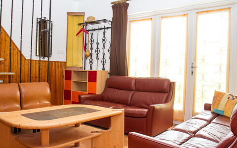 Pino: Möbel, Eigentum, Gebäude, Komfort, Fenster, Couch, Holz, Tabelle, Interior Design, Studio Couch