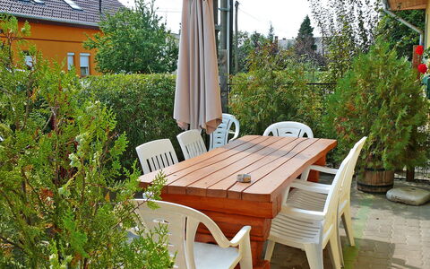 Colore: Pflanze, Möbel, Eigentum, Tabelle, Stuhl, Fenster, Gartenmöbel, Holz, Gebäude, Tisch Im Freien