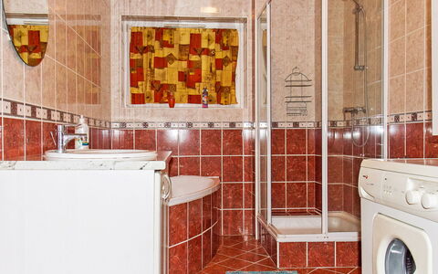 Colore: Wäschekammer, Eigentum, Interior Design, Cabinetry, Armatur, Holz, Flooring, Fussboden, Wäschetrockner, Wand