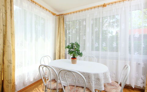 Sunny: Tabelle, Möbel, Eigentum, Pflanze, Fenster, Holz, Textil, Vorhang, Stuhl, Interior Design