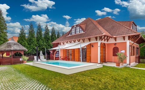 Ruby 2: Wolke, Himmel, Gebäude, Pflanze, Baum, Natürliche Landschaft, Grundstueck, Haus, Interior Design, Eco Hotel