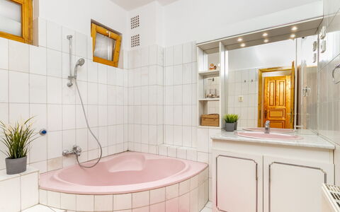 Ruby 2: Badewanne, Eigentum, Zapfhahn, Armatur, Gebäude, Pflanze, Produkt, Badezimmerschrank, Blumentopf