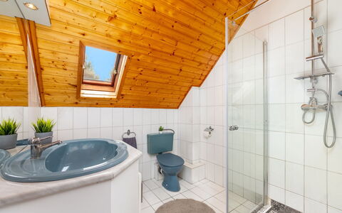 Ruby 2: Armatur, Eigentum, Badezimmer, Interior Design, Beleuchtung, Die Architektur, Zapfhahn, Haus, Pflanze, Fussboden