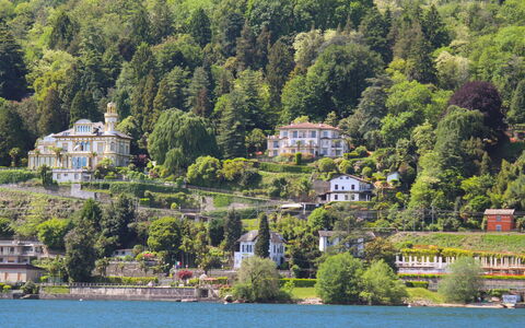 Punta Borromea: Wasser, Gebäude, Pflanze, Wasservorräte, Eigentum, Natur, Natürliche Landschaft, Baum, Vegetation, See