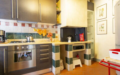 Aurelia: Cabinetry, Möbel, Countertop, Küchengerät, Herd, Gasherd, Interior Design, Küche, Bilderrahmen, Holz