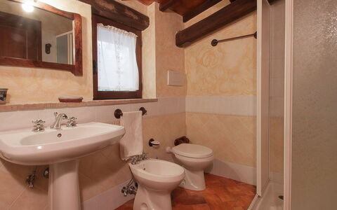 Poggiolo: Braun, Spiegel, Sinken, Eigentum, Zapfhahn, Armatur, Bad Sink, Badezimmer, Gebäude, Lila
