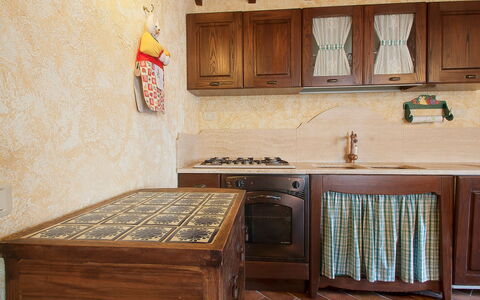 Poggiolo: Countertop, Cabinetry, Küche, Holz, Interior Design, Schublade, Flooring, Fussboden, Küchengerät, Holzbeize