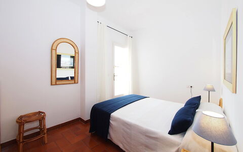 Sant Mori: Möbel, Eigentum, Gebäude, Komfort, Holz, Azurblau, Fenster, Beleuchtung, Interior Design, Bettrahmen