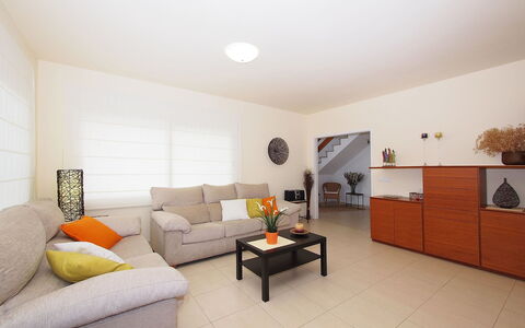 Sant Mori: Couch, Eigentum, Tabelle, Möbel, Pflanze, Bilderrahmen, Komfort, Zimmerpflanze, Interior Design, Orange