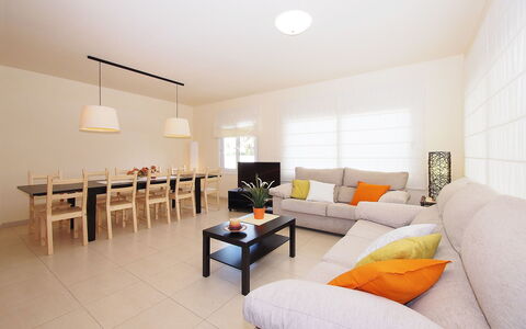 Sant Mori: Tabelle, Möbel, Couch, Komfort, Gebäude, Orange, Studio Couch, Zimmerpflanze, Beleuchtung, Interior Design