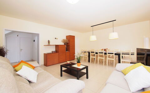 Sant Mori: Eigentum, Möbel, Komfort, Tabelle, Fernsehen, Zimmerpflanze, Orange, Gebäude, Holz, Interior Design