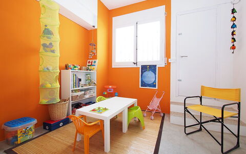 Sant Mori: Möbel, Tabelle, Gebäude, Fenster, Orange, Wohnzimmer, Interior Design, Flooring, Haus, Fussboden