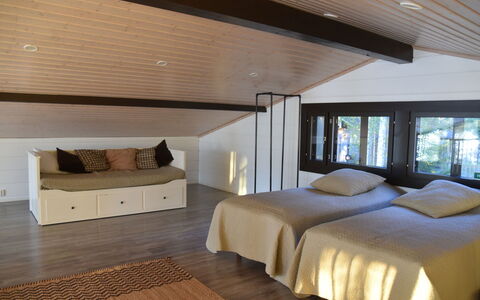 Villa Miestamo: Möbel, Interior Design, Fussboden, Flooring, Bett, Holz, Decke, Zimmer, Schlafzimmer, Beleuchtung