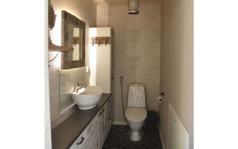 Villa Miestamo: Wand, Armatur, Bad Sink, Badezimmer, Flooring, Sinken, Interior Design, Fussboden, Installation, Zapfhahn