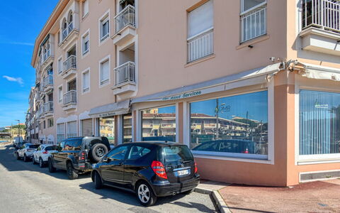 Saint-Raphaël 161: Rad, Auto, Fahrzeug, Fenster, Eigentum, Gebäude, Blau, Himmel